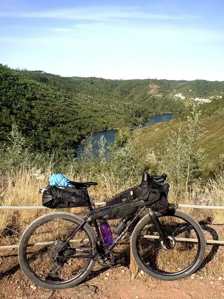 bikepacking au portugal mon sour purple haze équipé de sacoches