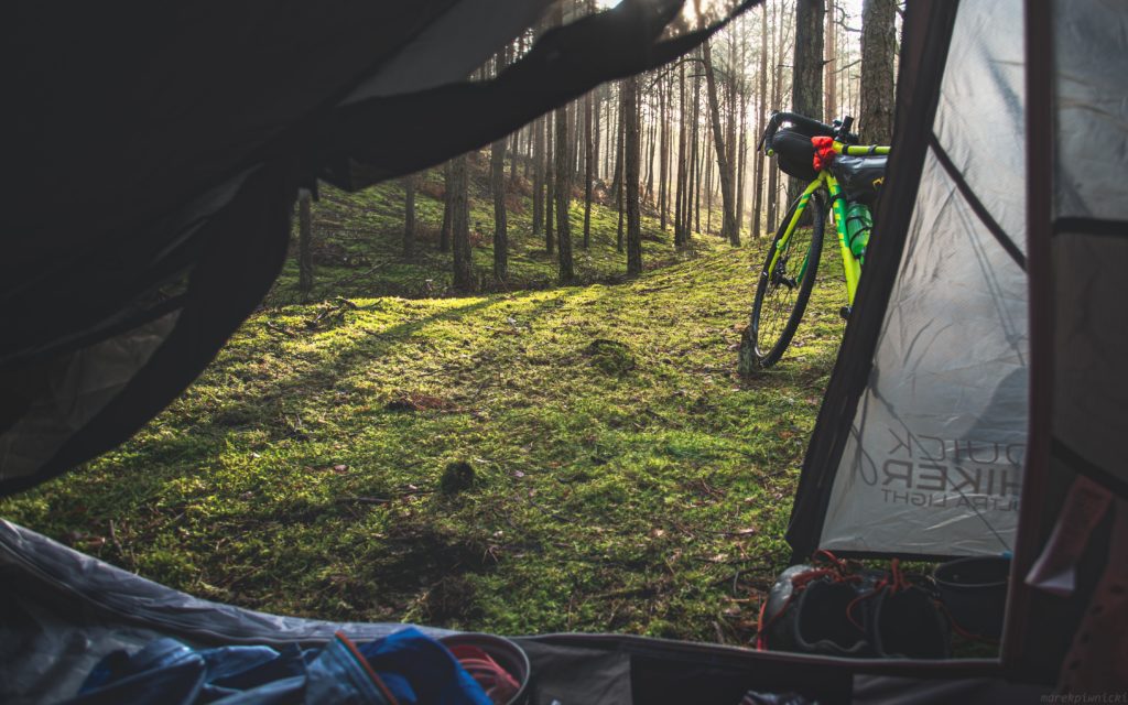 bikepacking dormir dans une tente