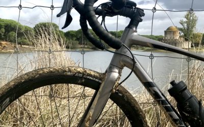 Avantages et inconvénients des pneus tubeless pour le bikepacking