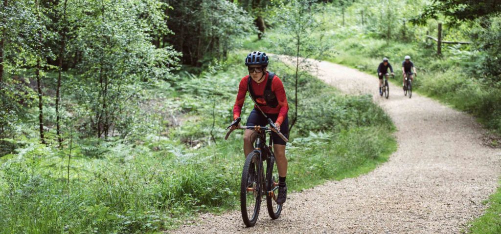 cycliste gravel en foret