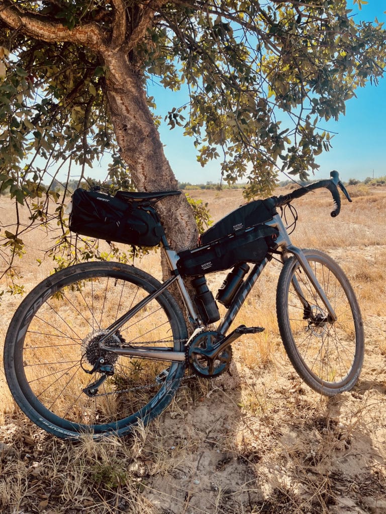 mon vélo avec mes sacoches bikepacking