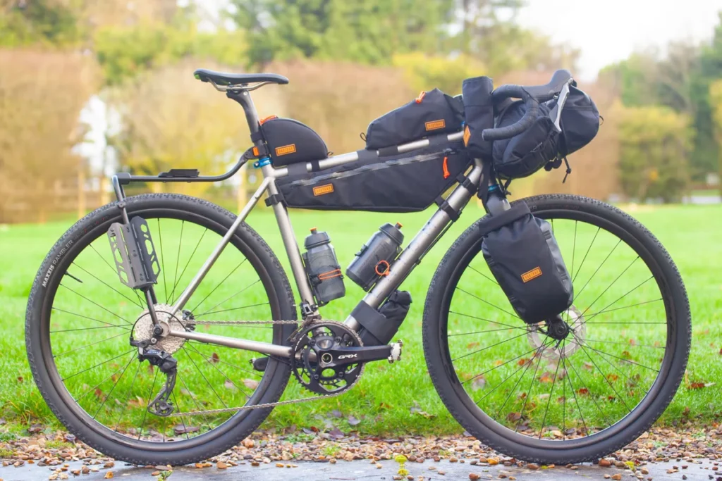 Setup bikepacking complet Restrap avec Restrap Switch Rack