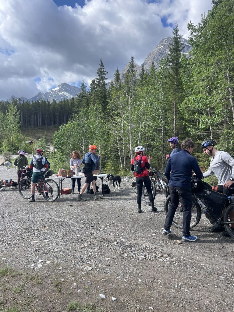 Ravitaillement sur le Tour Divide 2025
