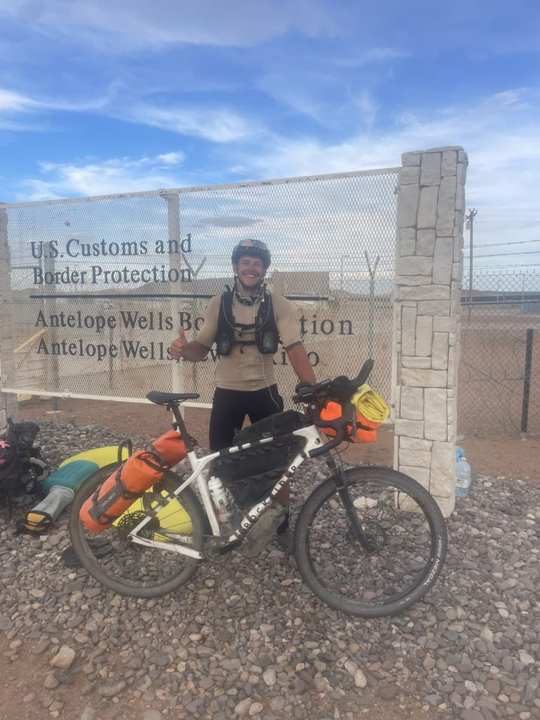 Louis Duclaux à l'arrivée du Tour Divide 2025 à Antelope Wells