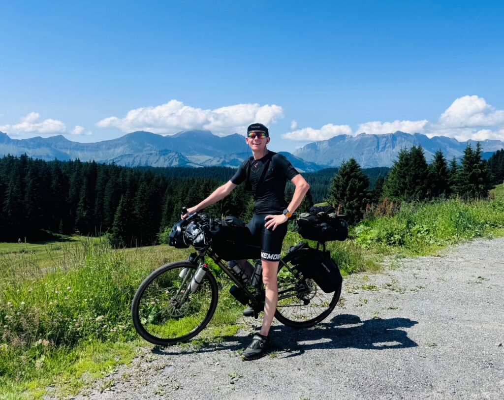 Johan Dufour en gravel dans les montagnes bikepacking