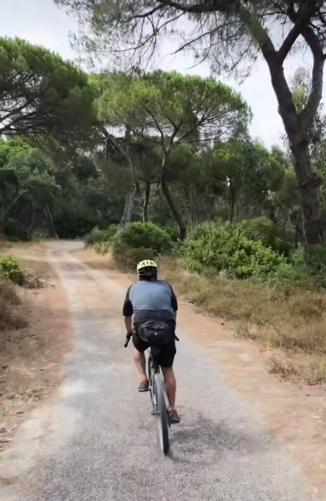 moi avec mon vélo et la banane rockrider (decathlon) 4l