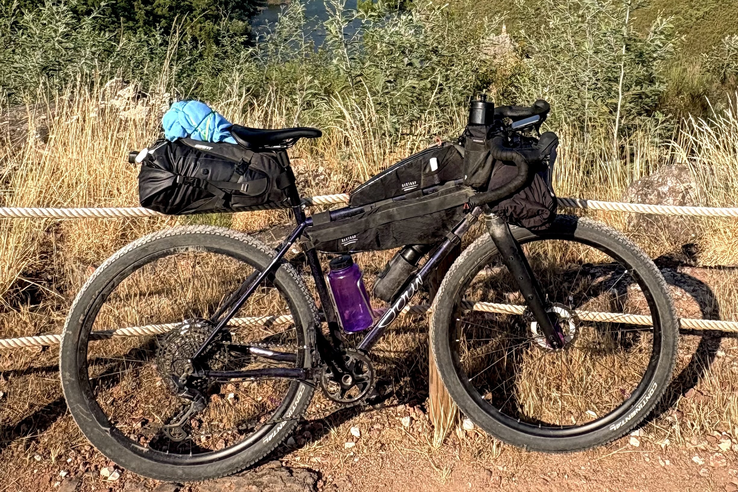 mon sour purple haze chargé pour du bikepacking au Portugal